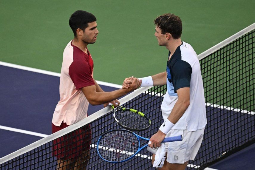El británico Jack Draper (der.) estrecha la mano del español Carlos Alcaraz tras ganar su partido de semifinales individual masculino en el BNP Paribas Open en el Indian Wells Tennis Garden en Indian Wells, California, el 15 de marzo de 2025.  El británico Jack Draper (der.) estrecha la mano del español Carlos Alcaraz tras ganar su partido de semifinales individual masculino en el BNP Paribas Open en el Indian Wells Tennis Garden en Indian Wells, California, el 15 de marzo de 2025.