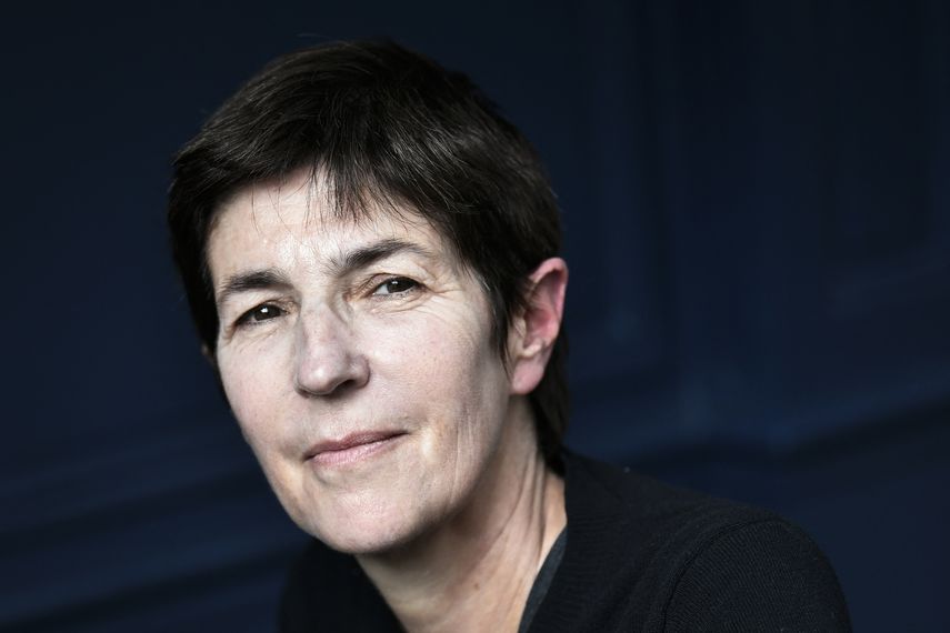Ganadora del premio literario 2021 Prix Medicis por la novela francesa y francófona, la escritora francesa Christine Angot por Le Voyage de lEst posa para las fotografías después de recibir su premio, en París, el 26 de octubre de 2021.