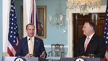 El secretario de Estado de EEUU, Mike Pompeo (der) escucha al secretario de Exteriores de Gran Breta&ntilde;a, Dominic Raab, durante una conferencia de prensa en el Departamento de Estado en Washington, el mi&eacute;rcoles 7 de agosto del 2019. ()
