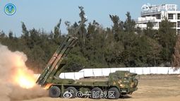 Esta captura de pantalla del Comando del Teatro de Operaciones Oriental del Ejército Popular de Liberación (EPL) de China, sin fecha, difundida el 30 de diciembre de 2025 por AFPTV, muestra un lanzacohetes chino disparando cohetes en un lugar no revelado. China inició el 30 de diciembre un segundo día de ejercicios con fuego real en Taiwán, con el objetivo de simular un bloqueo de los puertos clave de la isla autónoma y ataques a objetivos marítimos.