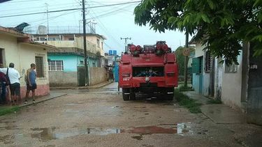 Carro de los bomberos en la calle donde ocurri&oacute; la explosi&oacute;n.