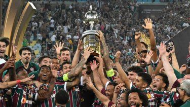 Los jugadores de Fluminense de Brasil alzan la Copa Libertadores tras derrotar a Boca Juniors de Argentina el sábado 4 de noviembre de 2023, en la final de fútbol disputada en el Maracaná&nbsp;