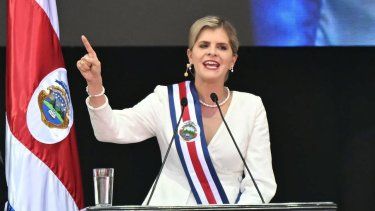 La nueva presidenta de Costa Rica, Laura Fernández, durante su ceremonia de investidura presidencial en el Estadio Nacional en San José, el 8 de mayo de 2026.