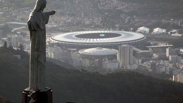 - En esta foto del 13 de mayo de 2014, vista del estadio Maracaná detrás del Cristo Redentor en Río de Janeiro. Brasil será la sede de la Copa América por segunda edición seguida.