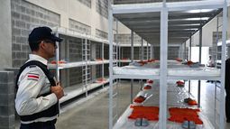 Un agente de policía monta guardia en el Centro de Alta Seguridad para el Contenimiento del Crimen Organizado (CACCO) durante su inauguración en Alajuela, Costa Rica, el 14 de octubre de 2026