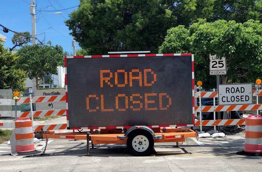 En varias esquinas de Coral Way hay señalizaciones como esta. No se trata de que afeen el vecindario, sino de que subrayan una decisión equivocada: es ilegal y contraproducente imponer el cierre de vías públicas.