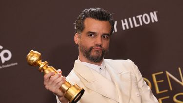 El actor brasileño Wagner Moura posa en la sala de prensa con el premio al Mejor Actor en una Película Dramática por El Agente Secreto durante la 83ª edición de los Premios Globo de Oro en el hotel Beverly Hilton en Beverly Hills, California, el 11 de enero de 2026.