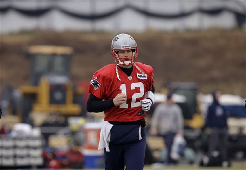 El quarterback de los Patriots, Tom Brady, trota durante uno de los entrenamientos. (AP)