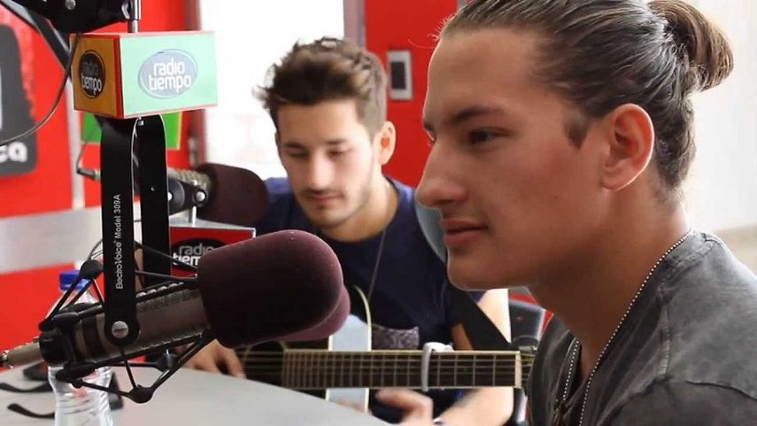 Los hermanos Mau y Ricky Montaner durante un programa de radio en Medellín. (CORTESÍA).