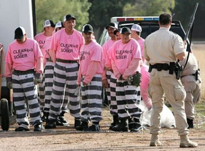 Activistas de derechos civiles han expresado su descontento ante el uso de los uniformes, por considerarlos humillantes para los detenidos. (Archivo EFE)