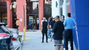 Personas hacen fila para votar  en la biblioteca de West Kendall Regional Library.