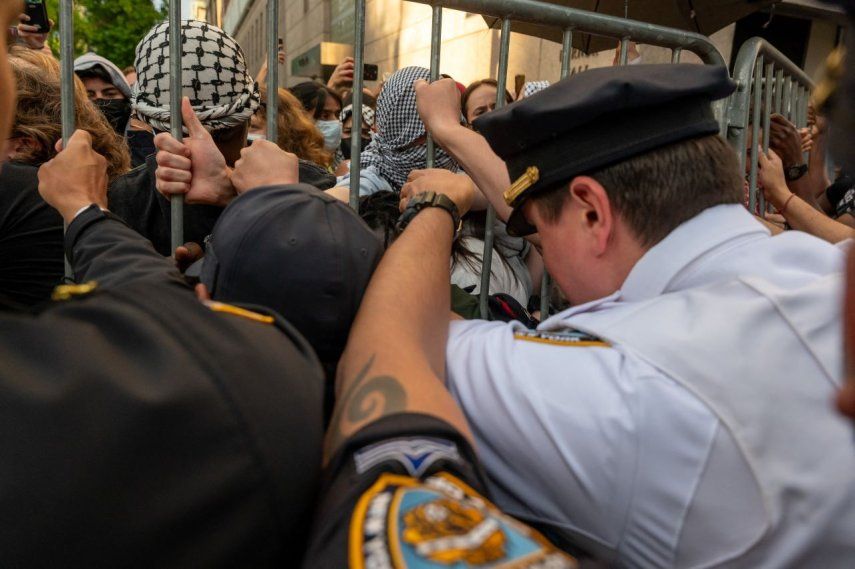 La policía intenta expulsar a los manifestantes de la Biblioteca Butler de la Universidad de Columbia después de que los manifestantes pro-Hamàs ocuparan el espacio el 07 de mayo de 2025 en la ciudad de Nueva York.&nbsp;