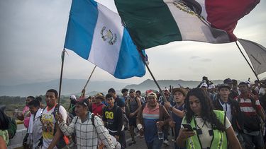 Las banderas de Guatemala y México ondean al frente de la caravana que llegó al estado de&nbsp; Oxaca.&nbsp;