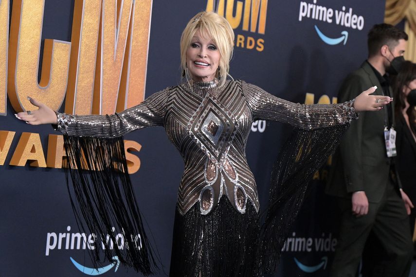 Dolly Parton arriba a la 57 edición de los Premios de la Academia de la Música Country.&nbsp;