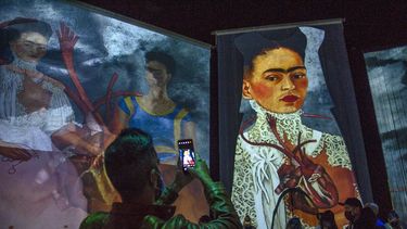 Un hombre toma una fotografía durante la inauguración de la exposición Frida, la experiencia inmersiva en la Ciudad de México el 6 de julio de 2021.