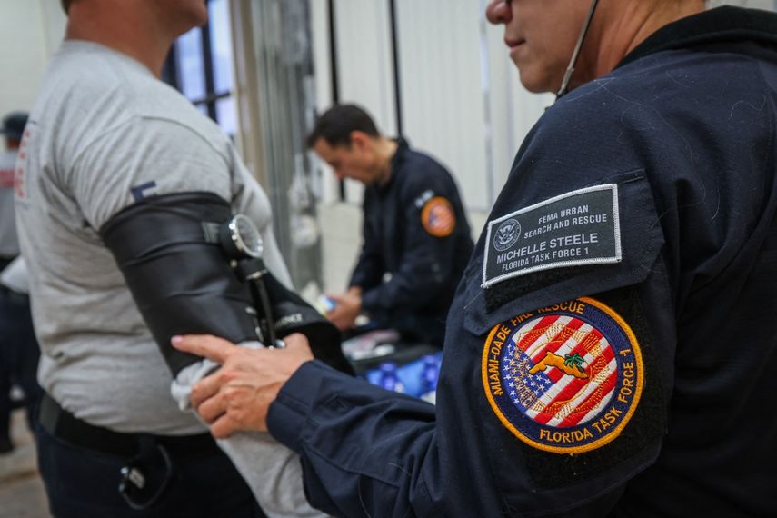 Miembros del Equipo de Búsqueda y Rescate Urbano Uno de Florida (FL-TF1) del Departamento de Bomberos de Miami-Dade, EEUU, se desplegaron en respuesta a los terremotos de Venezuela, en Miami, el 26 de junio de 2026.