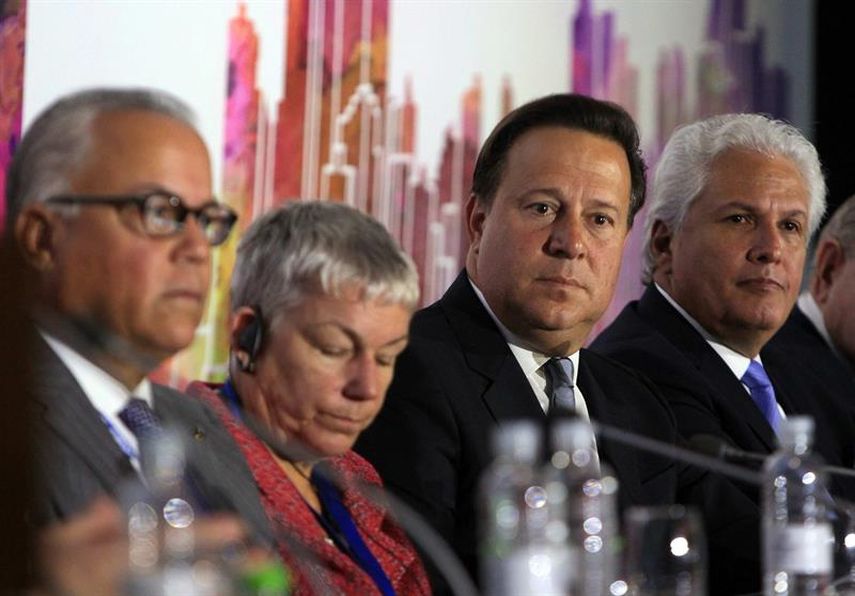 El presidente panameño, Juan Carlos Varela (c-d), junto al presidente de la SIP, Gustavo Mohme (d), la expresidenta de la SIP Elizabeth Ballantine (c-i) y al segundo vicepresidente de la SIP, Juan LuÌs Correa (i), durante e