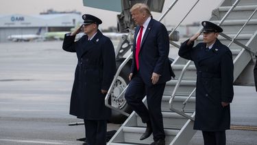 El presidente Donald Trump llega al Aeropuerto Internacional de Miami, el jueves 23 de enero de 2020. 