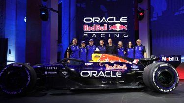 Parte del equipo de la escudería Red Bull de la Fórmula 1 durante la presentación oficial de su monoplaza para la próxima temporada, el 15 de enero de 2026.