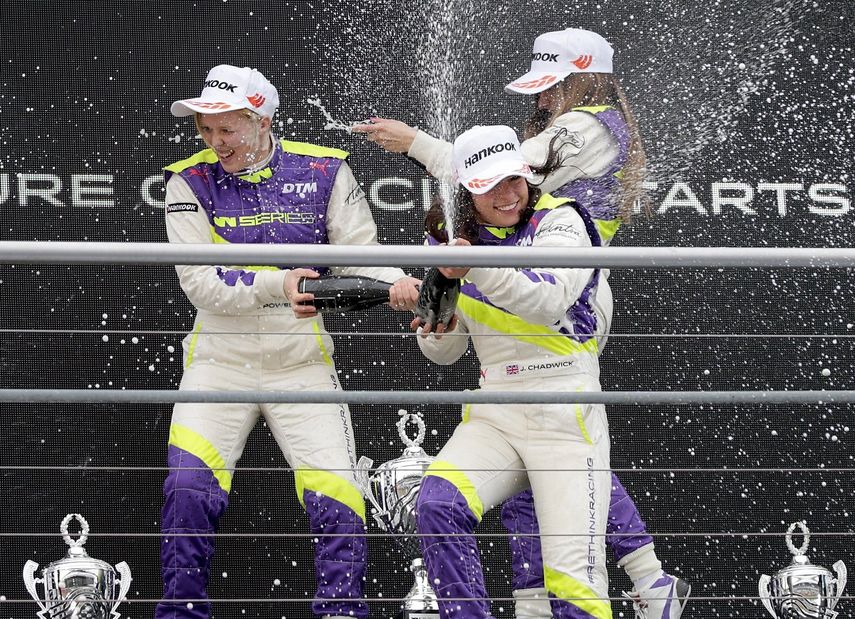 &nbsp;En imagen de archivo del sábado 4 de mayo de 2018, Jamie Chadwick, centro, festeja con Alice Powell, izquierda, y la española Marta García después de ganar la primera carrera de la nueva Serie W exclusiva para mujeres en Hockenheim, Alemania