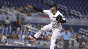 Elieser Hernández de los Marlins lanza en el primer inning ante los Filis de Filadelfia, el domingo 25 de agosto de 2019.&nbsp;