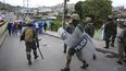 Efectivos de la policía hondureña vigilan a simpatizantes de la Alianza de Oposición durante una protesta este sábado 20 de enero de 2018, en Tegucigalpa, Honduras.&nbsp;