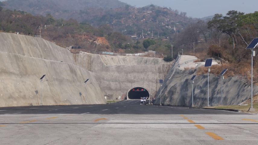 Vista de la entrada del Macrotúnel de Acapulco, México.
