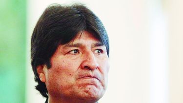 Evo Morales, presidente de Bolivia, viajó de emergencia a Cuba por un padecimiento de garganta.