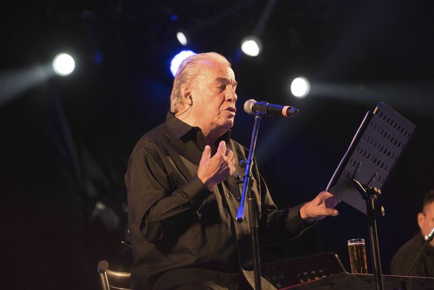 En esta fotografía de archivo del 16 de marzo de 2019, el cantante Oscar Chávez durante su concierto en el Festival Vive Latino en la Ciudad de México.