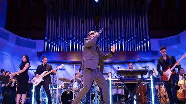 Yandel se presenta con la Orquesta Sinfónica de FIU el 15 de octubre de 2024.