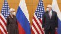 La vicesecretaria de Estado Wendy Sherman, a la izquierda, y el viceministro ruso de Exteriores, Sergei Ryabkov, asisten a conversaciones sobre seguridad en la Misión de Estados Unidos en Ginebra, Suiza, el lunes 10 de enero de 2022. 