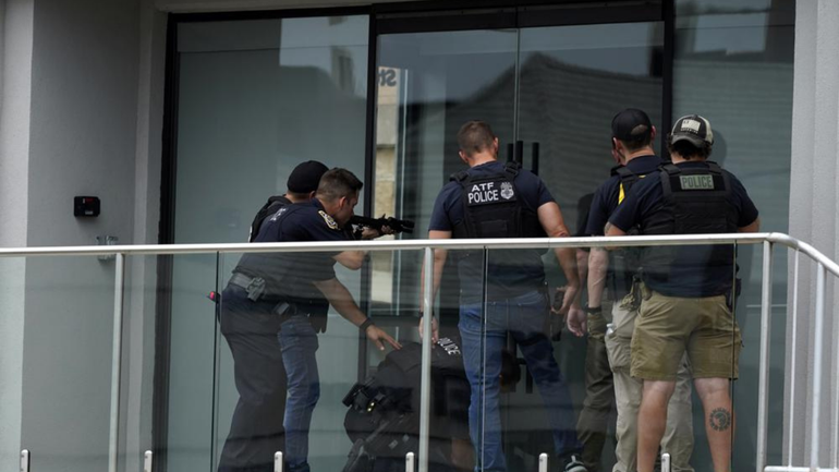 Los líderes de la ciudad dijeron en Twitter que “La policía está respondiendo a un incidente en el centro de Highland Park. Fourth Fest ha sido cancelado. Por favor, evite el centro de Highland Park. Se compartirá más información a medida que esté disponible”.