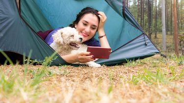 De la misma forma que atrae a algunos, la vacuna contra el COVID también hace huir a otros en las páginas de citas.