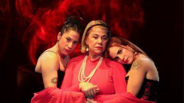 Las actrices Kirenia Vega, Susana Pérez y Rachel Cruz, en un ensayo de la obra teatral Burdel El Ojo Azul, que abre la octava edición del Festival Internacional de Teatro Casandra.&nbsp;