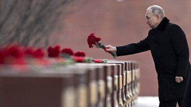 El presidente ruso Vladimir Putin durante una ceremonia en la Tumba del Soldado Desconocido, en Moscú, Rusia, el jueves 23 de febrero de 2023.&nbsp;