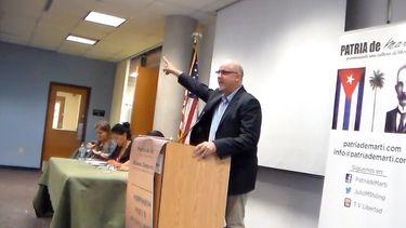 El opositor nicaragüense Gustavo Tefel habla en el Simposio Luchando por la libertad: El caso de Nicaragua en West Dade Regional Library de Miami, auspiciado por Patria de Martí y Alianza Democrática.