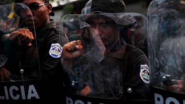 - Policías antimotines impiden el paso de manifestantes en Nicaragua.&nbsp;