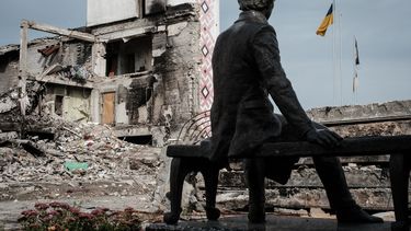 Una estatua del poeta, escritor y artista ucraniano Taras Shevchenko se ve frente al edificio destruido del Palacio de la Cultura en la ciudad recuperada de Derhachi, región de Kharkiv, el 20 de septiembre de 2022. El dramático avance ucraniano de este mes al norte de Kharkiv condujo a Rusia las fuerzas cruzaron la frontera y descubrieron pruebas de tortura bajo su ocupación. &nbsp; &nbsp;