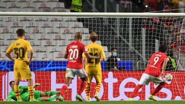 Momento en que el delantero uruguayo Darwin Núñez marca de penal su segundo gol del encuentro para el Benfica y derrotar al Barcelona