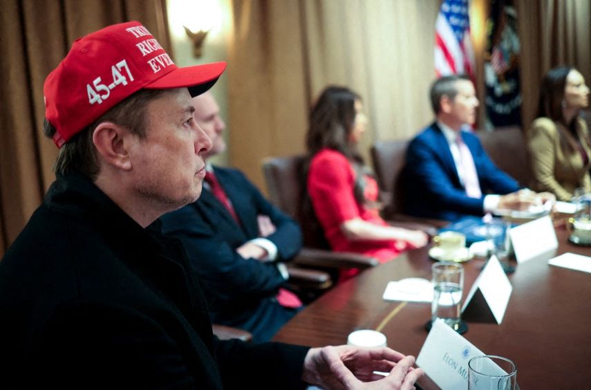 Elon Musk, director del Departamento de Eficiencia Gubernamental (DOGE), asiste a una reunión de gabinete celebrada por el presidente Donald Trump en la Casa Blanca el 24 de marzo de 2025 en Washington, D.C.