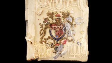 En esta fotografía sin fecha proporcionada el miércoles 28 de julio de 2021 por Dominic Winter Auctioneers, un trozo de la torta de uno de los 23 pasteles oficiales de la boda del príncipe Carlos y Diana Spencer celebrada el 29 de julio de 1981.