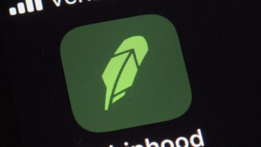 El logotipo de la aplicación Robinhood en un teléfono en Nueva York. &nbsp;