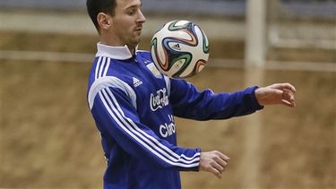 Leonel Messi con el equipo de Argentina durante un entrenamiento en Romania.
