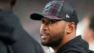 Tua Tagovailoa, quarterback de los Dolphins de Miami, habla con un compañero de equipo en la banca durante la segunda mitad del juego de la NFL contra los Titans de Tennessee, el lunes 30 de septiembre de 2024, en Miami Gardens, Florida.