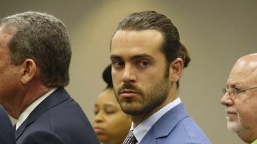 El actor mexicano Pablo Lyle comparece en una corte en Miami-Dade, Florida, el lunes 8 de abril del 2019. Lyle, que inicialmente enfrentó un cargo de agresión, fue acusado de homicidio luego que un hombre al que golpeó en el rostro durante una confrontación vial falleció.&nbsp;