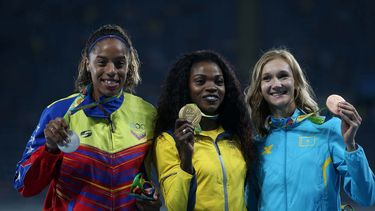 La atleta colombiana Caterine&nbsp;Ibargüen&nbsp;(oro) posa junto a la venezolana, medalla de plata, Yulimar&nbsp;Rojas (izquierda) y la kasaja Olga Rypakova (derecha), medalla de bronce, durante la ceremonia de premiación del salto triple