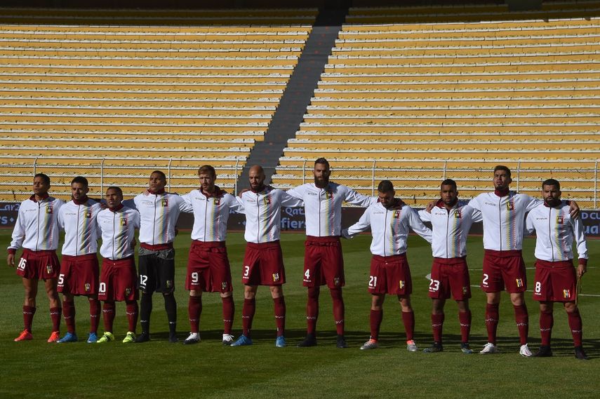 &nbsp;En esta foto de archivo tomada el 3 de junio de 2021, los jugadores de Venezuela cantan su himno nacional antes de su partido de clasificación sudamericano para la Copa Mundial de la FIFA Catar 2022 contra Bolivia en el Estadio Olímpico Hernando Siles en La Paz