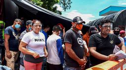 Migrantes nicaragüenses esperan autorización para cruzar la frontera entre Costa Rica y Nicaragua en Peñas Blancas, Costa Rica el 25 de julio de 2020. Las autoridades nicaragüenses impidieron la entrada de más de 500 ciudadanos nicaragüenses desde Costa Rica, luego de invocar medidas sanitarias por parte de covid-19, por lo que permanecen varados en la frontera, denunciaron organizaciones de derechos humanos el 23 de julio.