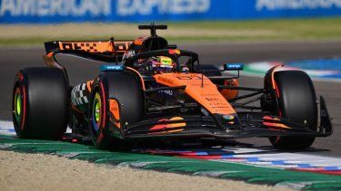 El australiano Oscar Piastri, de McLaren, compite en una sesión de clasificación previo al Gran Premio de Emilia-Romaña, el 17 de mayo de 2025.