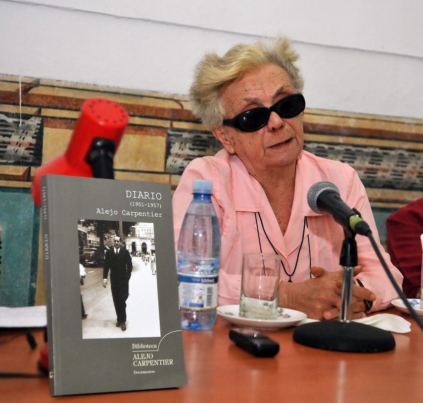 La escritora cubana y Premio Nacional de Literatura, Graziella Pogolotti, presenta la publicación en La Habana, Cuba. (EFE)